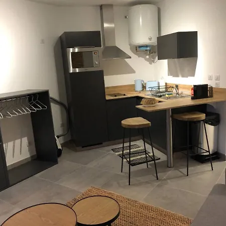 Air Conditioned Studio Flat In Downtown Sainte- Maxime For 2 People Parking アパート サント・マキシム