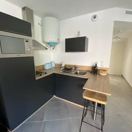 Air Conditioned Studio Flat In Downtown Sainte- Maxime For 2 People Parking *